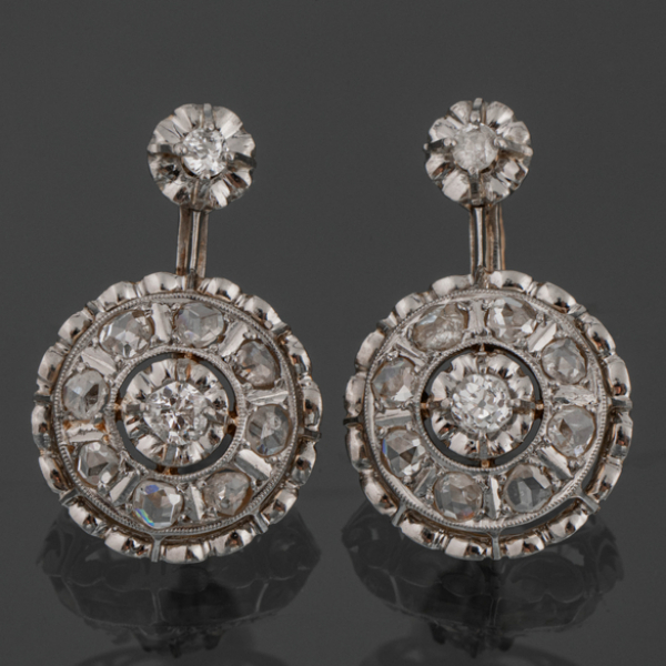 Pareja de pendientes en oro blanco y oro amarillo de 18kt con brillantes talla antigua.