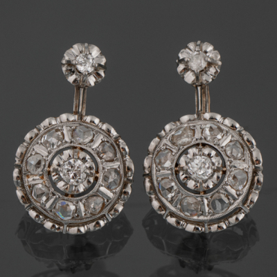 Pareja de pendientes en oro blanco y oro amarillo de 18kt con brillantes talla antigua.