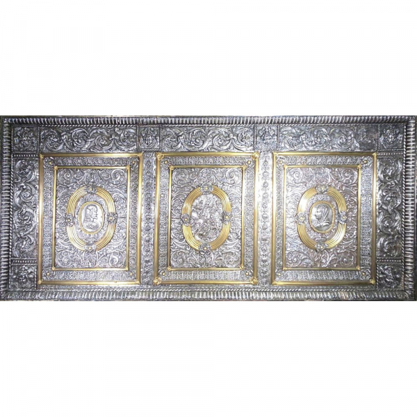 Paliotto italiano en plata repujada y punzonada con clípeos efigiados, Italia, siglo XVII. 