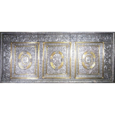 Paliotto italiano en plata repujada y punzonada con cl&iacute;peos efigiados, Italia, siglo XVII. 