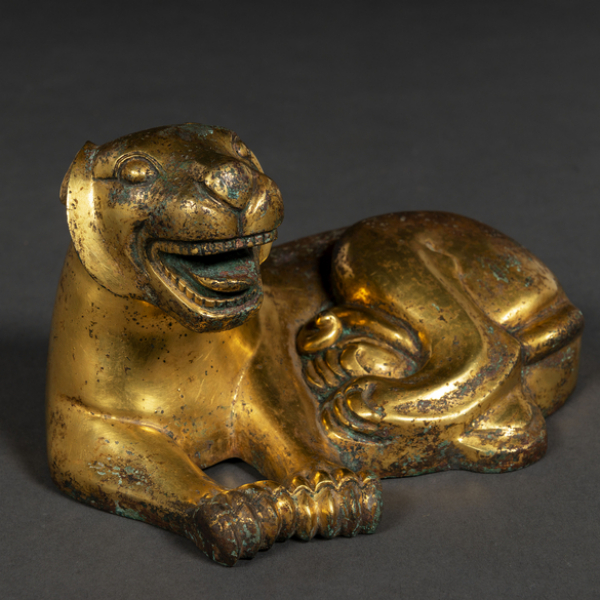 &quot;Tigre&quot; Figura escultórica realizada en bronce dorado. Trabajo Chino, Siglo XIX-XX