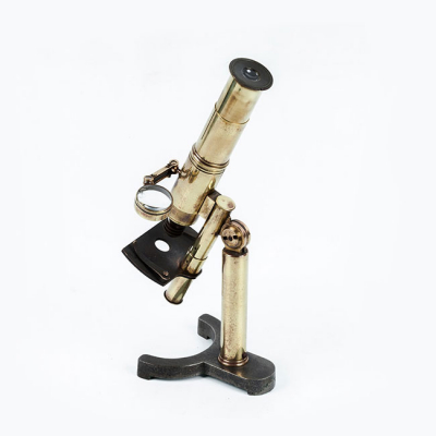 Peque&ntilde;o microscopio cient&iacute;fico, del s. XIX, con base de hierro forjado y cuerpo de lat&oacute;n dorado.