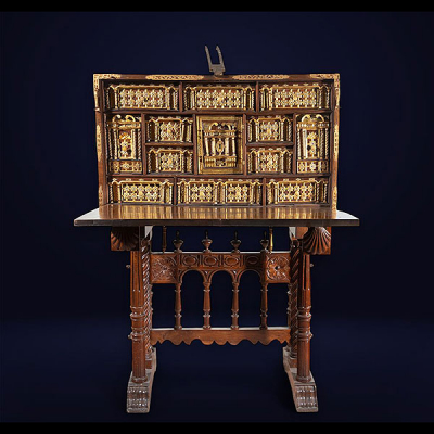 Bargueño salmantino con tapa central que descubre numerosas gavetas con taraceas en hueso tallado, España, siglo XVII.