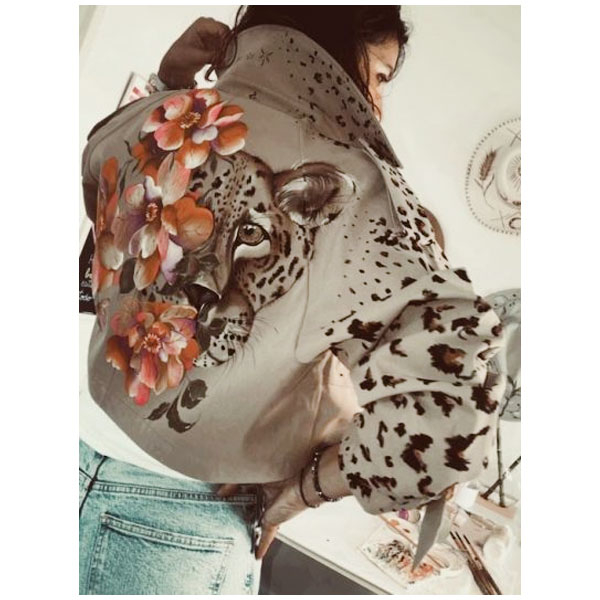 SOLO YOY. "Jaguar floral" Colección FLORA, 2024.  Acuarela pintada a mano sobre gabardina.