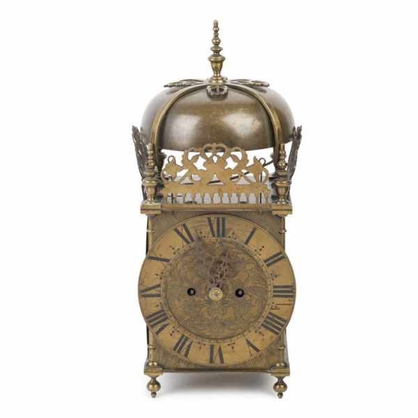 Reloj tipo linterna en bronce recortado y ligeramente dorado. S. XVIII - XIX. 