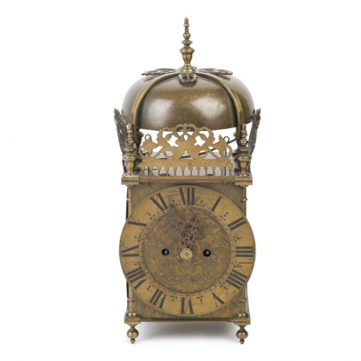 Reloj tipo linterna en bronce recortado y ligeramente dorado. S. XVIII - XIX. 