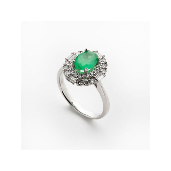 Sortija en oro blanco con esmeralda central y 2 orlas de diamantes talla carré y brillante 