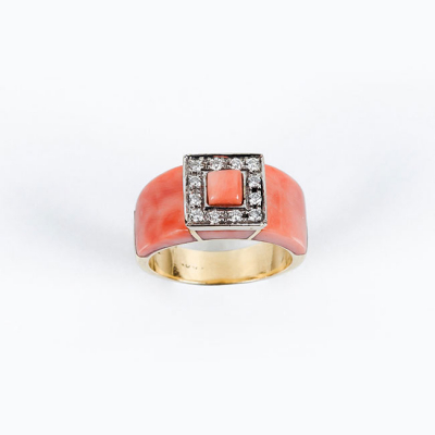 Bonito anillo vintage de estilo 'art-dec&oacute;' en s&oacute;lida montura de oro amarillo 18 K con diamantes naturales e incrustaciones de coral rosa.
