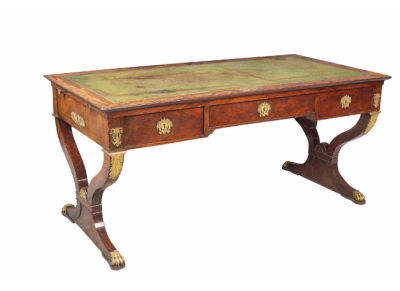 &quot;Bureau Plat&quot; Imperio en caoba y montado en bronce dorado, h. 1810. 