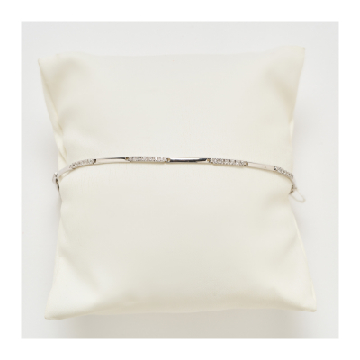 Pulsera en oro blanco con barritas lisas y de diamantes talla brillante alternadas. Peso diamantes: 0,30 ct. aprox.