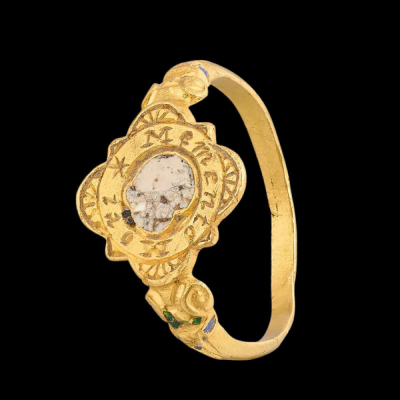 Anillo Tudor 'cabeza de muerte', con una calavera esmaltada y las palabras 'Memento Mori'. Inglaterra, segunda mitad del siglo XVI.