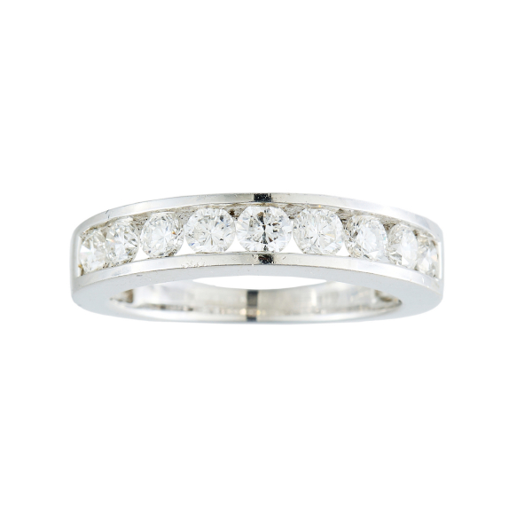 Sortija media alianza en oro blanco con diamantes talla brillante engastados en carril.