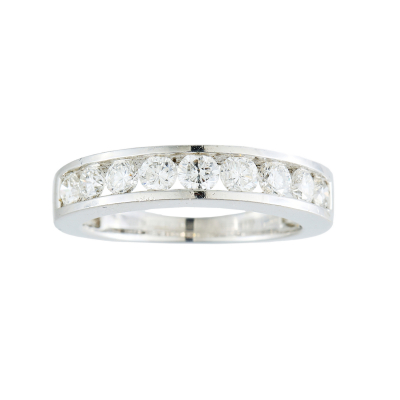 Sortija media alianza en oro blanco con diamantes talla brillante engastados en carril.
