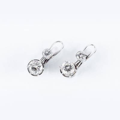 Bonitos pendientes vintage de alta joyer&iacute;a, en s&oacute;lida montura de oro blanco 18 K con dos limpios y blancos diamantes naturales 