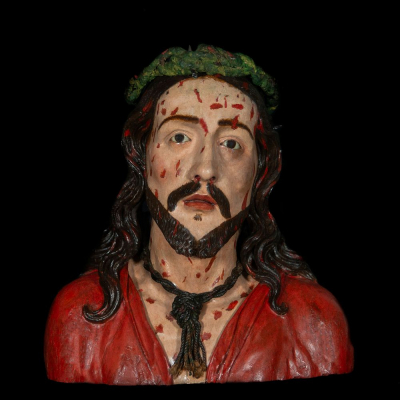 Importante Busto &quot;Ecce Homo&quot; con corona de Espinas, a tamaño natural. México, Escuela Colonial de la Nueva España, siglo XVII.