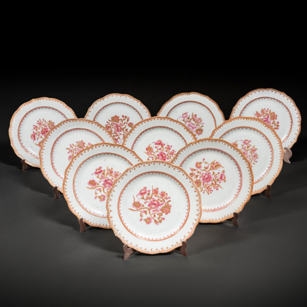 Conjunto de platos de porcelana? con bella decoración vegetal en rojo y dorado.