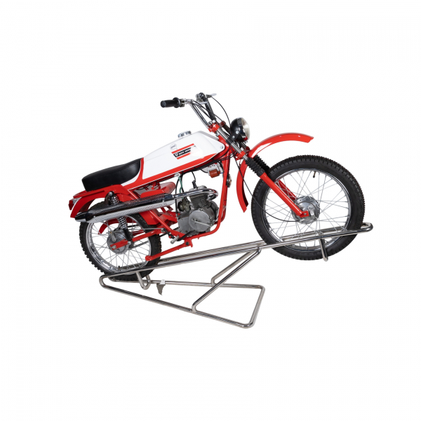 Moto clásica Emtisa, 49cc. c.1971. Modelo único. Con motor de dos tiempos refrigerado por aire. En color blanco y rojo. En perfecto estado.
