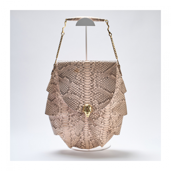 OLGA KAS. Exclusivo bolso joya modelo «Wadjet Esmerald Nº 01». En piel de serpiente pitón y forro en piel de canguro. Cadena y cierre en oro 18K.