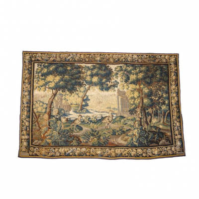 Gran Tapiz Verdure Flamenco S. XVII, en lana.  Se presenta un paisaje boscoso con lago al fondo y arquitecturas clásicas.