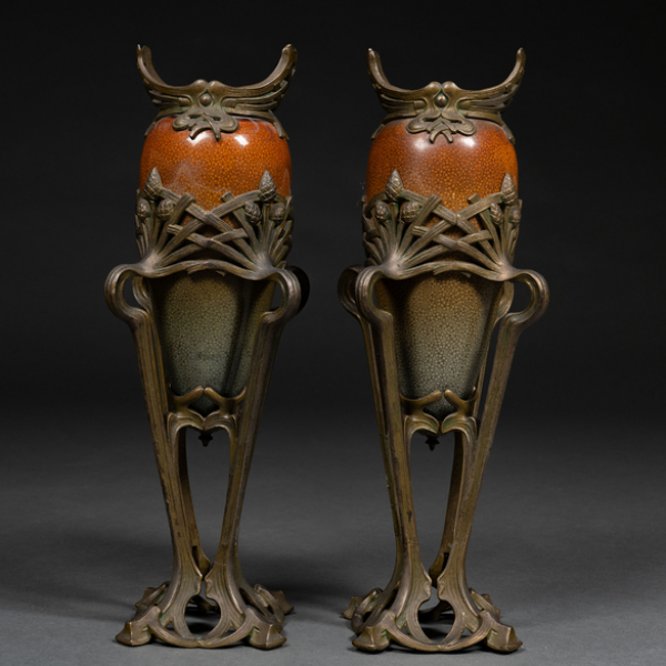 Pareja de jarrones modernistas en esmalte vidriado con aplicaciones en bronce. Siglo XX.