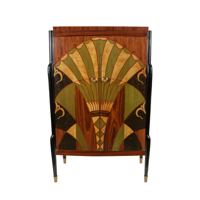 Aparador estilo Art Deco en madera chapada con marqueterias en diversos acabados formando motivos geométricos, s.XX.