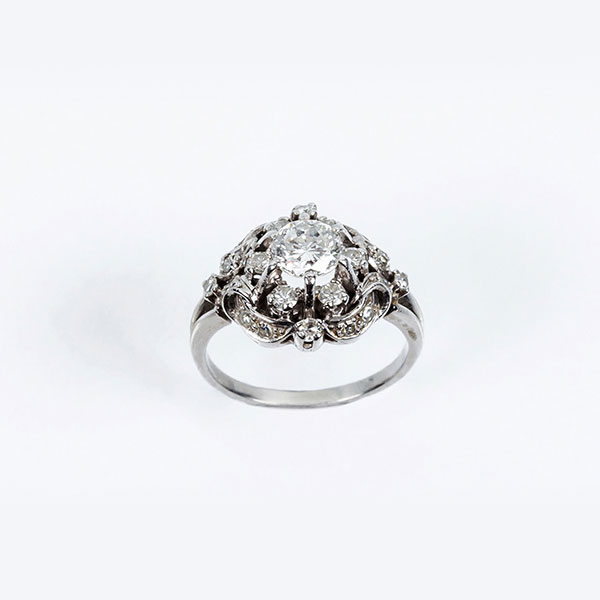 Sortija vintage en s&oacute;lida montura de platino, con un limpio y blanco diamante natural, talla brillante 