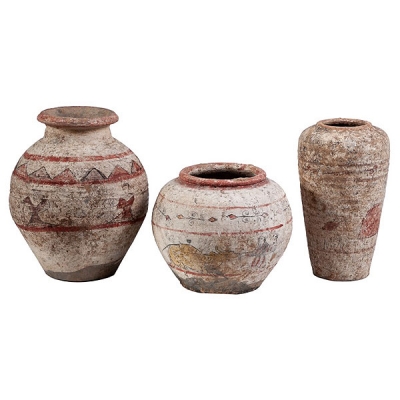Tres recipientes chinos de cerámica policromada