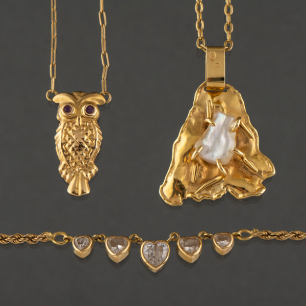 Conjunto de dos cadenas de eslabones y cadena sogueada con colgantes en oro amarillo de 18 kt.