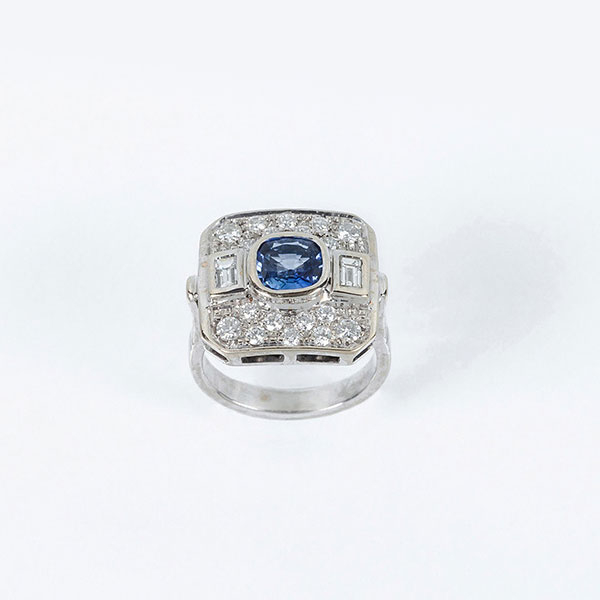 Sortija en sólida montura de oro blanco 18 K con un bello zafiro azul (1.04 ct) talla 'cushion' de gran transparencia
