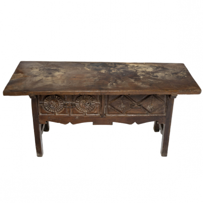 Mesa en madera de nogal y casta&ntilde;o. Trabajo vasco del siglo XVIII.