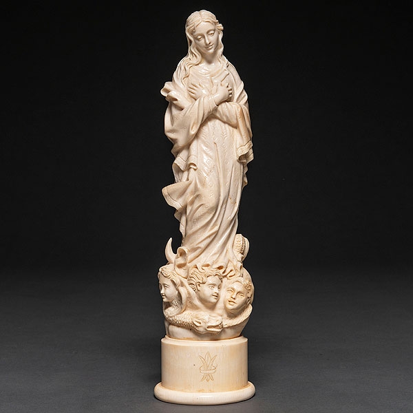 &quot;Inmaculada Concepción&quot; Figura escultórica realizada en marfil tallado. Siglo XX