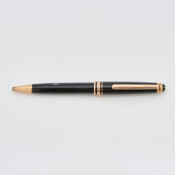 MONTBLANC &laquo;Meisterst&uuml;ck&raquo; Bol&iacute;grafo edici&oacute;n especial 75 aniversario 0678/1924. En resina negra con detalles en plaqu&eacute; oro y un diamante talla brillante en el anillo del capuch&oacute;n.
