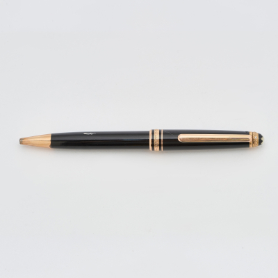 MONTBLANC &laquo;Meisterst&uuml;ck&raquo; Bol&iacute;grafo edici&oacute;n especial 75 aniversario 0678/1924. En resina negra con detalles en plaqu&eacute; oro y un diamante talla brillante en el anillo del capuch&oacute;n.