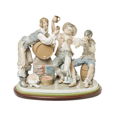 Manufactura Lladró (Valencia, 1953) Alegres bebedores. Grupo escultórico en porcelana española, c.1977. Escultor Salvador Furió.