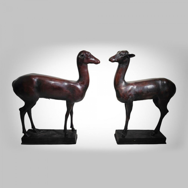 Pareja de Ciervos al estilo de la Antigüedad Clásica. Bronce patinado. principios del siglo XX