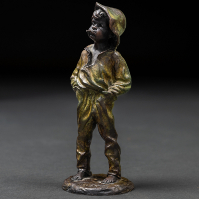 &quot;Niño con cigarro&quot; Escultura realizada en bronce Autoría: LOUIS KLEY (Francia, 1833-1911)