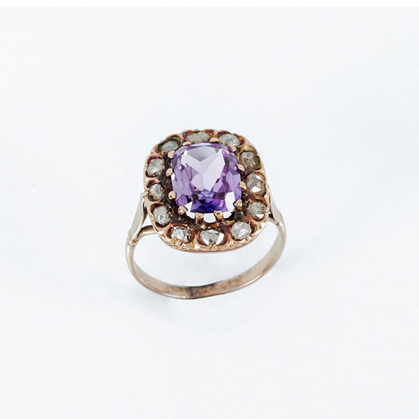Sortija antigua en oro rosa 18 K, con piedra amatista talla semi-rectangular y orla de diamantes talla simple y talla rosa