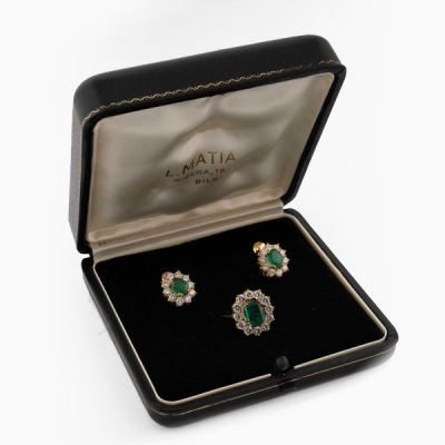 Conjunto de alta joyería en oro amarillo 18 K, de sortija y pendiente con esmeraldas de excelente calidad 