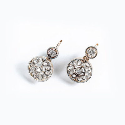 Bellos pendientes antiguos, en oro rosa 18 K y limpios y blancos diamantes, talla brillante antigua y talla rosa 