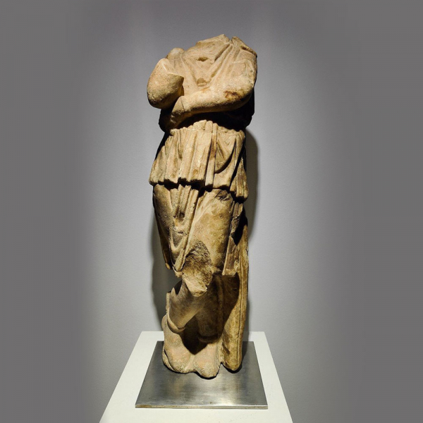 Importante Escultura Romana de Joven Bárbaro, siglos I - II DC, ex colección Jonathan Piser, Illinois. 