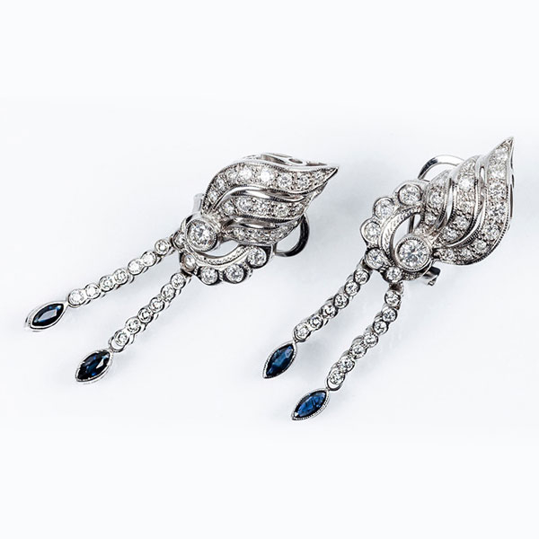 Pendientes largos estilo 'Art-déco', en oro blanco 18 K, con limpios y blancos diamantes y dos zafiros azul 'marquisse'