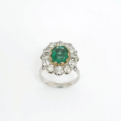 Elegante sortija vintage en oro blanco con una bella esmeralda de gran calidad 