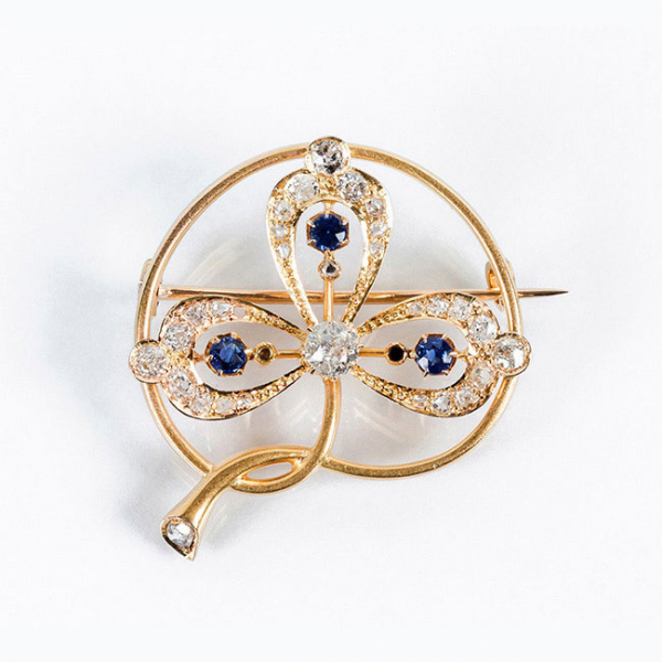 Bello alfiler de autor, &eacute;poca modernista, en s&oacute;lida montura de oro amarillo 18 K, con motivo de tr&eacute;bol 