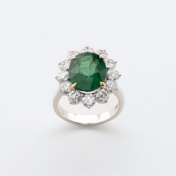 Sortija roset&oacute;n en oro blanco con tsavorita talla oval orlada por diamantes talla brillante.