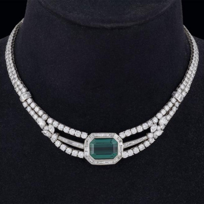 Gran collar de oro blanco de 18 K. con magnífica turmalina indigolita talla octogonal de 20 cts. montada en una doble rivière de brillantes con diamantes 