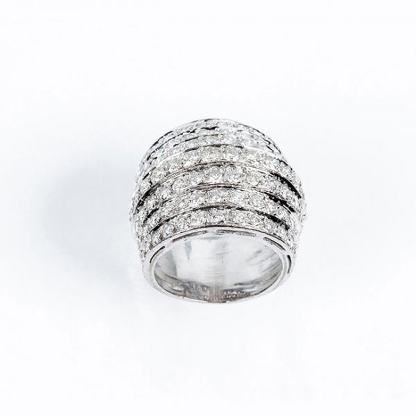 Sortija ancha en sólida montura de oro blanco 18 K, diseño ligeramente 'bombé' de limpios y blancos diamantes talla brillante