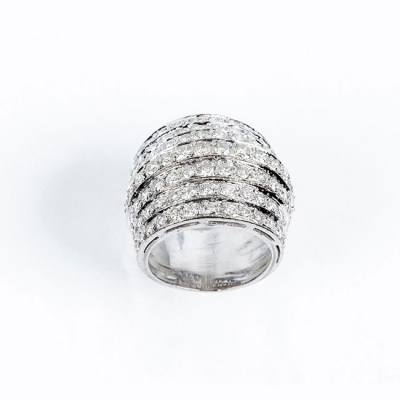 Sortija ancha en sólida montura de oro blanco 18 K, diseño ligeramente &#039;bombé&#039; de limpios y blancos diamantes talla brillante