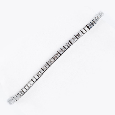Pulsera rivi&egrave;re de alta joyer&iacute;a, en oro blanco 18 K, con fila articulada de limpios y blancos diamantes naturales 