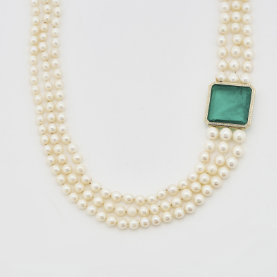 Collar de tres hilos de perlas cultivadas japonesas Mikimoto en degrad&eacute; de 9-6 mm. con magn&iacute;fica esmeralda de Zambia