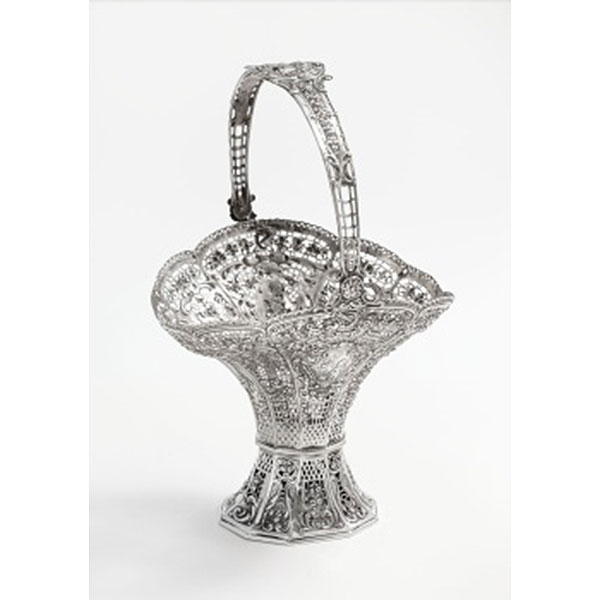 Cesta en plata calada con decoración de paisaje con personajes, flores y rocallas. Estilo Luis XVI. Marcas de platero. Pp. S. XX